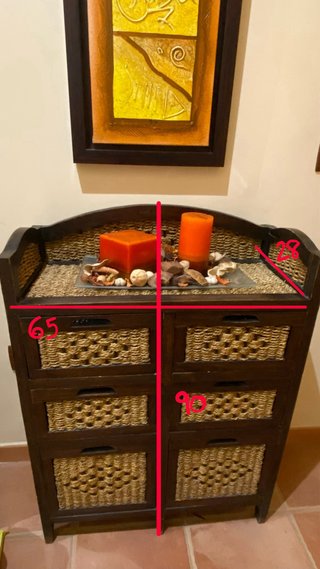 Mueble de entrada de madera y mimbre