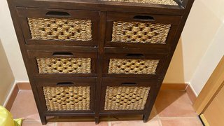 Mueble de entrada de madera y mimbre