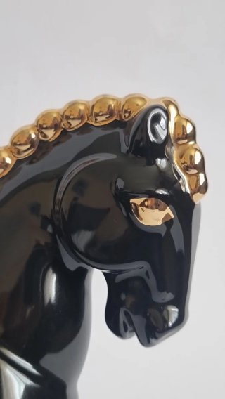 Caballo Porcelana Jango Vintage Negro Dorado