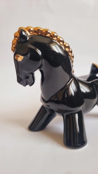Caballo Porcelana Jango Vintage Negro Dorado