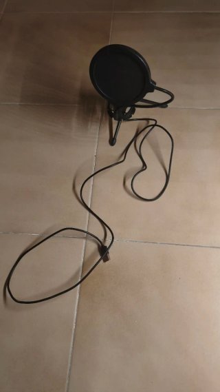 Micrófono con trípode y cable RGB