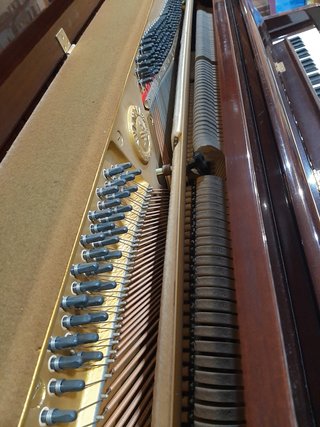 Piano de pared Yamaha profesional