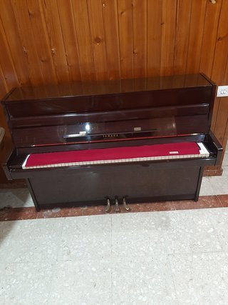 Piano de pared Yamaha profesional