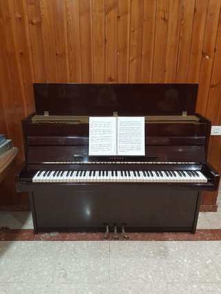 Piano de pared Yamaha profesional