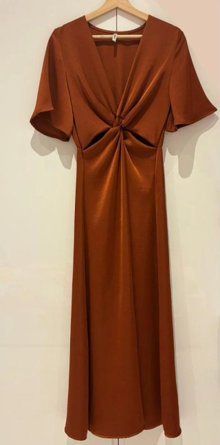 Vestido marrón con nudo y aberturas