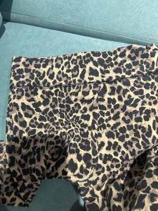 Pantalón niña estampado animal print campana