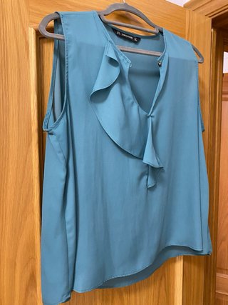 Blusa Zara sin mangas con volantes