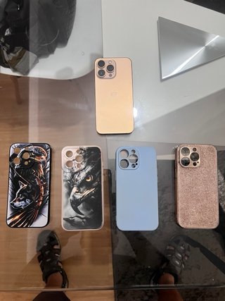 iPhone 13 Pro Oro con 4 custodie