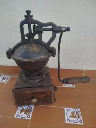 Molinillo de café antiguo