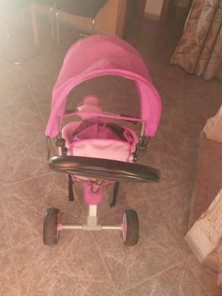 Triciclo para bebé rosa con capota