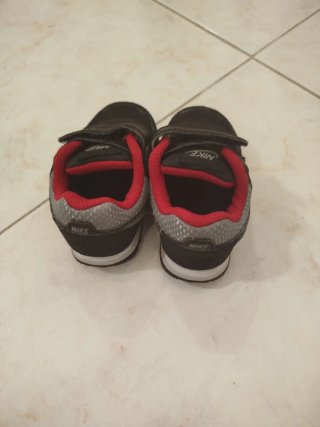 Scarpe Nike bambino nere con velcro