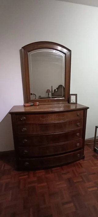 Cómoda de madera con espejo