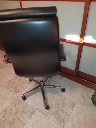 Silla de despacho de piel negra