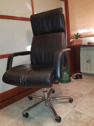 Silla de despacho de piel negra