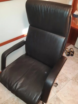 Silla de despacho de piel negra