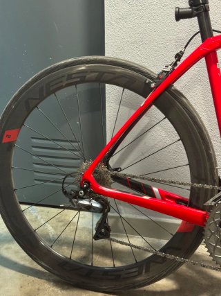 Bici da strada Trek Domane SL6 in carbonio