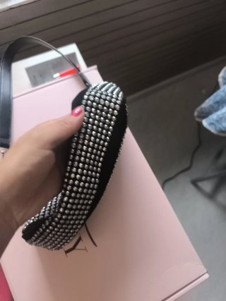 Bolso negro con pedrería plateada