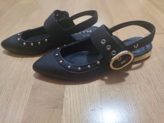 Zapatos negros con tachuelas y hebilla
