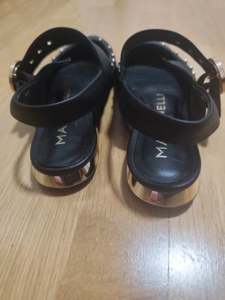 Zapatos negros con tachuelas y hebilla