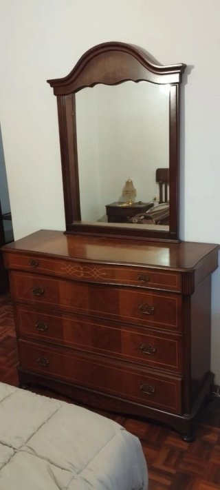 Cómoda de madera con espejo