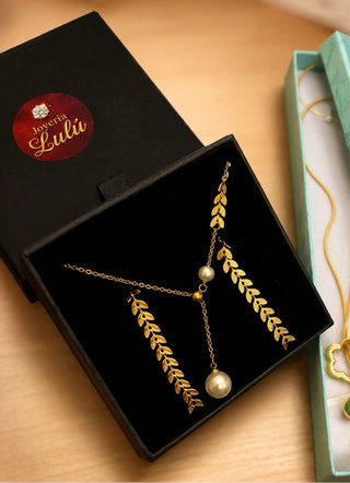 Conjunto Pendientes y Cadena Dorados