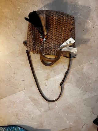 Bolso de rafia con adornos