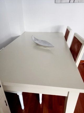 Mesa y 4 sillas de comedor