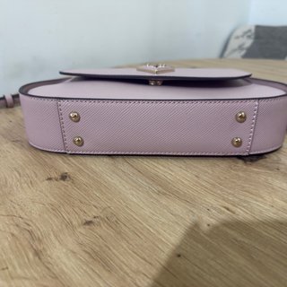 Bolso rosa Guess con detalles dorados