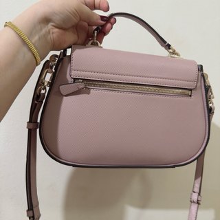 Bolso rosa Guess con detalles dorados