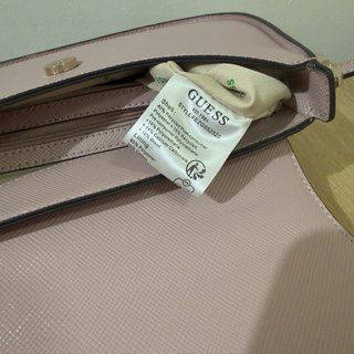 Bolso rosa Guess con detalles dorados