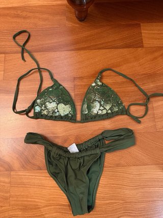 Costume due pezzi verde con paillettes