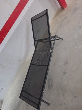 Tumbona plegable gris oscuro de alumino.