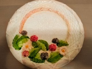 Tetera y platos estilo mayólica portugués