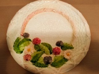 Tetera y platos estilo mayólica portugués