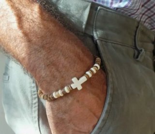 Pulsera con cruz de cuentas