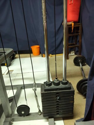 Gimnasio multifuncional con pesas