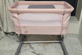 Cuna de bebé rosa con osito