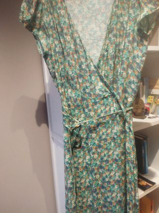 Vestido cruzado floral de verano
