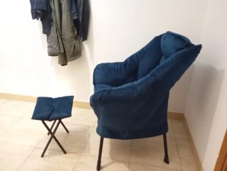 Butaca azul con reposapiés
