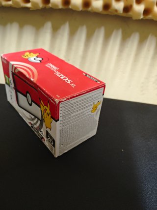 Caja Nintendo New 2DS XL Poké Ball Edition