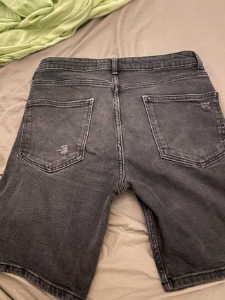 Bermuda uomo Bershka strappata nera