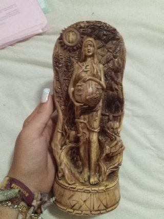 Figura Madre Tierra hecha de madera tallada