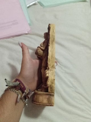 Figura Madre Tierra hecha de madera tallada