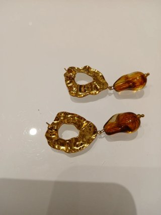 Pendientes dorados con detalle ámbar
