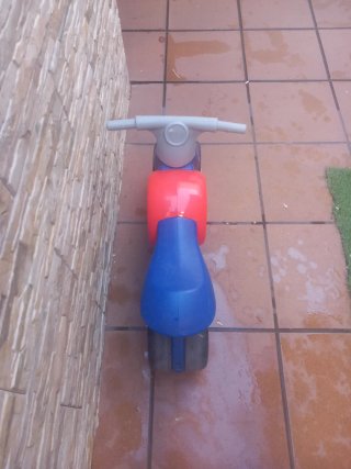Moto infantil azul y naranja