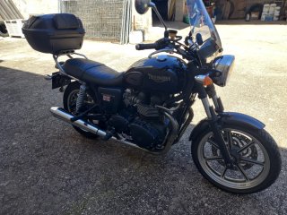 Triumph Motocicleta Negra