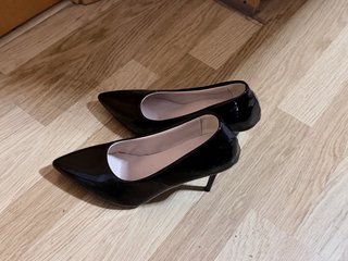 Zapato de tacón negro brillante - usados una vez