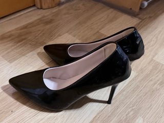 Zapato de tacón negro brillante - usados una vez
