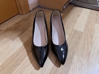 Zapato de tacón negro brillante - usados una vez