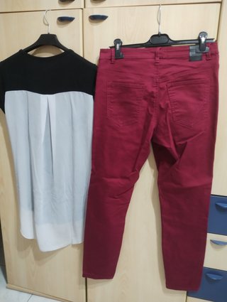 Maglia con stampa e pantaloni rossi